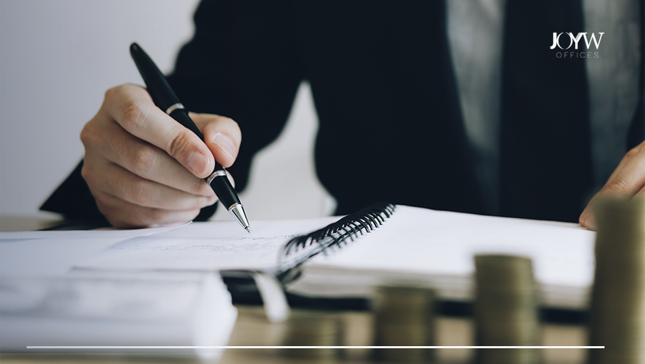 Los inversores están escribiendo registros de inversión y crecimiento de fondos mutuos en la mesa en la oficina.