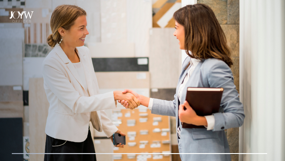 dos mujeres cerrando plan de negocio