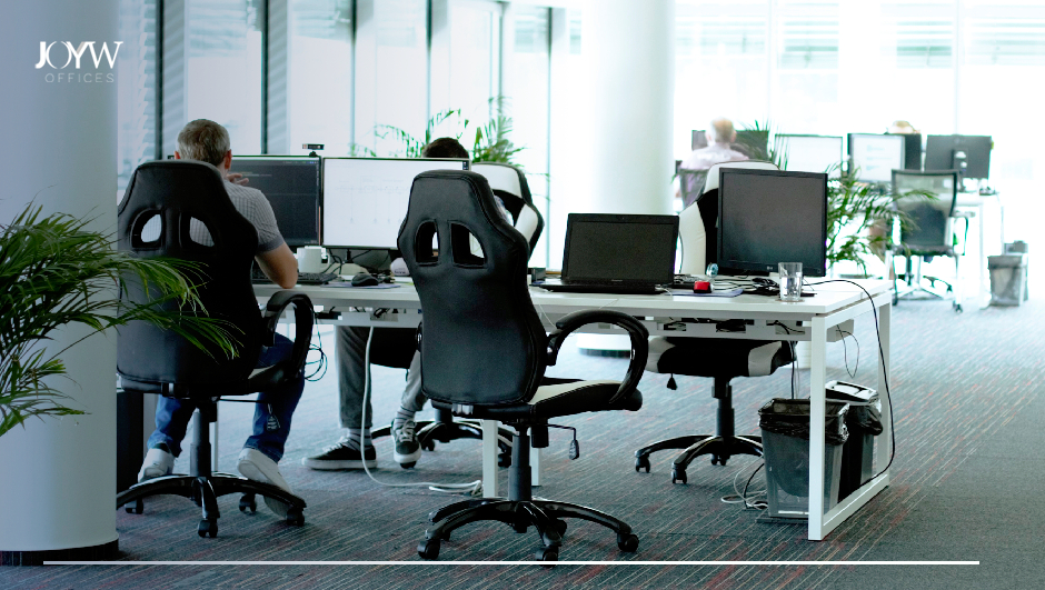 business center con chicos en junta